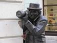 The "Paparazzi" statue